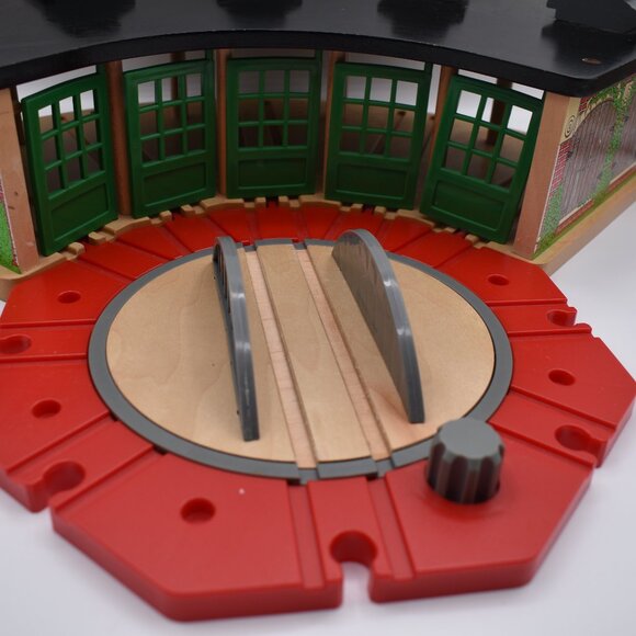 Roundhouse Train Shed w/ 5 Way Switch Track Thomas & Friend Wooden Railway 2004 - Picture 6 of 10